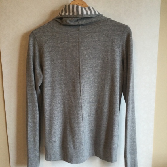 Lululemon Long Sleeve Reversible Top Sweat Shirt Never Worn - Picture 2 of 3